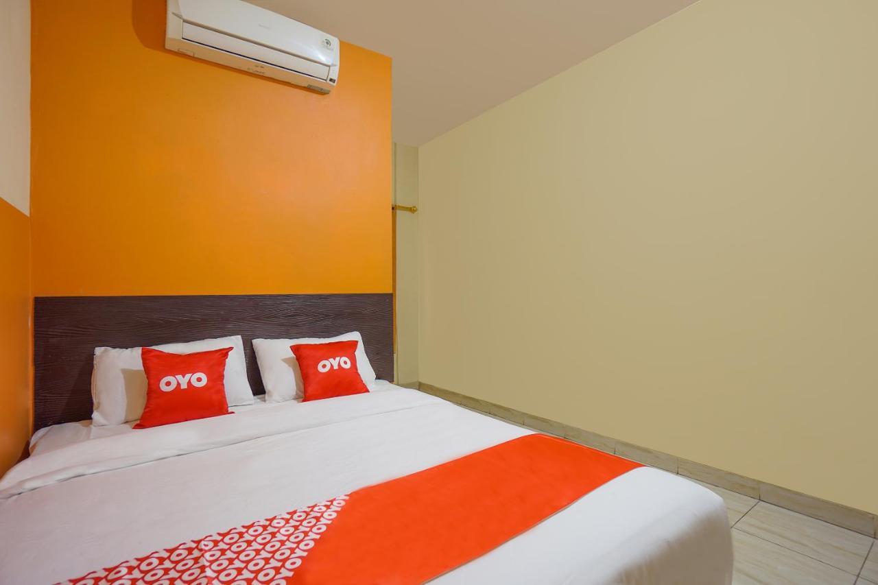 Hotel Super Oyo 2639 Oxy Townhouse Manado Esterno foto