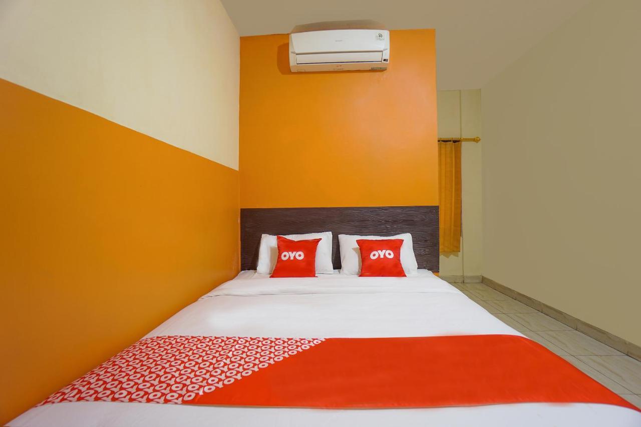 Hotel Super Oyo 2639 Oxy Townhouse Manado Esterno foto