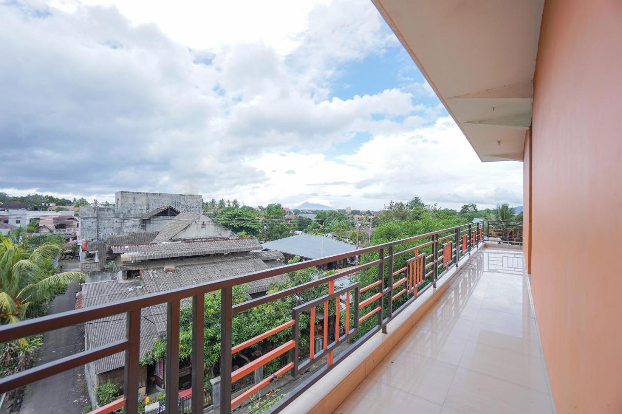 Hotel Super Oyo 2639 Oxy Townhouse Manado Esterno foto