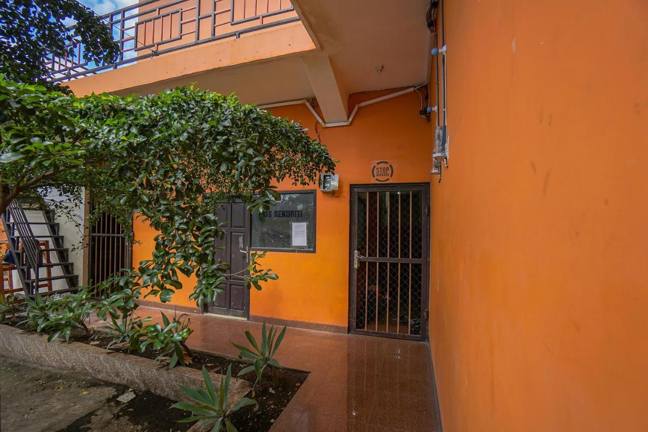 Hotel Super Oyo 2639 Oxy Townhouse Manado Esterno foto